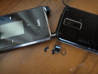 携帯電話URBANOが真っ二つに折れる