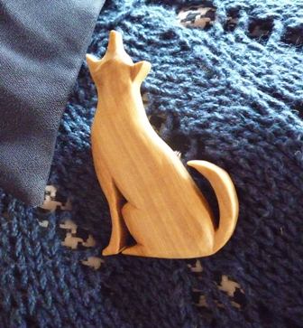 オリーブ犬吠えるブローチ