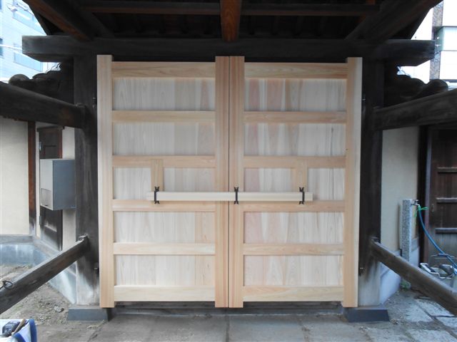 明治初期に製作された古い木製の門扉を新しい門扉に エクステリア
