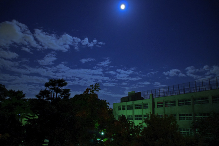 気ままな絵日記 夜の校舎、窓ガラス・・・・こわし・・・・ません。