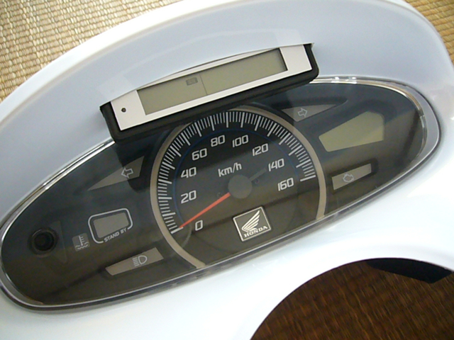 Pcx デジタル電圧計 電波時計 埋め込み装着 その3 Honda Pcx A Gogo Pcx通勤快速化計画