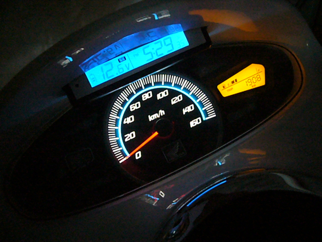 Pcx デジタル電圧計 電波時計 埋め込み装着 その3 Honda Pcx A Gogo Pcx通勤快速化計画