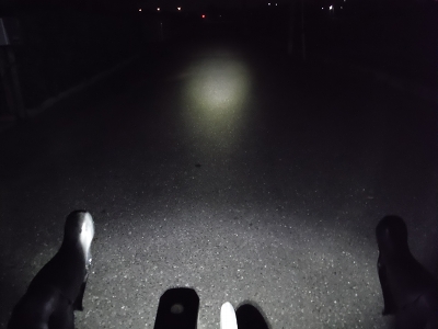 CATEYE VOLT100 暗闇での照射テスト
