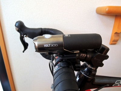 CATEYE VOLT300 ハンドルに取り付けたところ