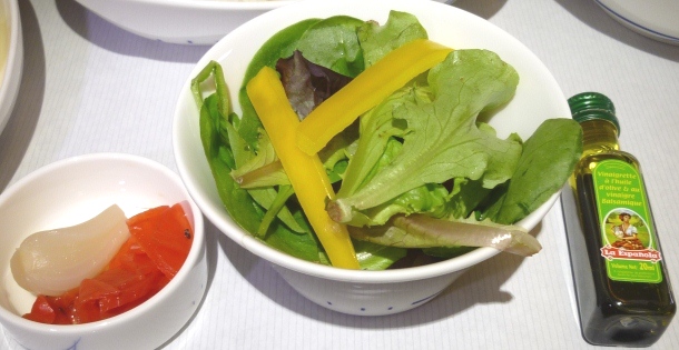 フレッシュサラダとカレーのお供