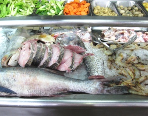 量り売りの魚は予めカットしてあるものもある