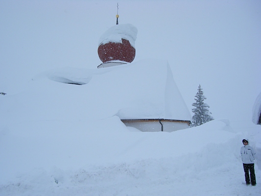 Kirche mit Schneemasse