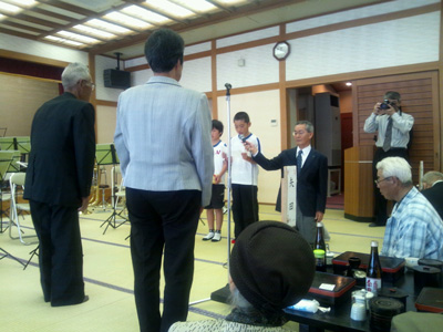 能義地区敬老会の一幕