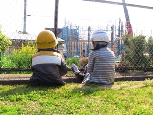 上棟を見守る子供