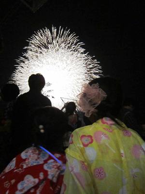 音楽花火と子供の背中