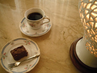 ハブ茶とチョコレートケーキ