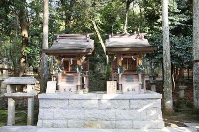 左が天王社、右が針名天神社