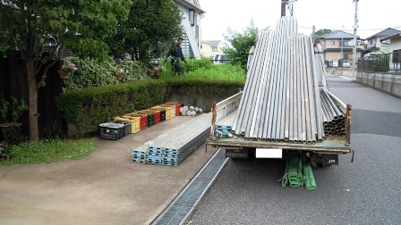 足場の搬入・仮設作業です! ふははっ~┗( ̄▽ ̄;)┓=3