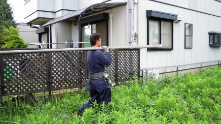 足場の搬入・仮設作業です! ふははっ~┗( ̄▽ ̄;)┓=3