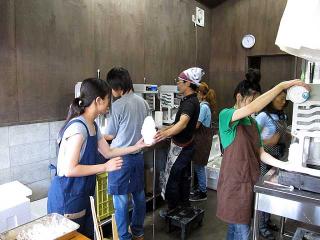 何台ものかき氷機がフル活動!