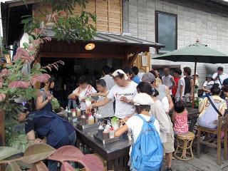 かき氷のシロップは種類も豊富でかけ放題