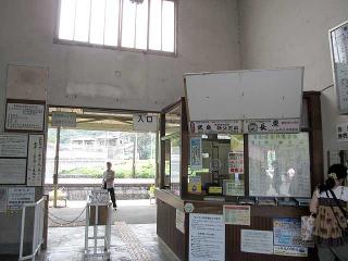 歴史を感じる上長瀞駅の出札口