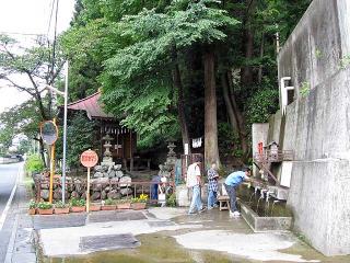 浦山口駅すぐの名水