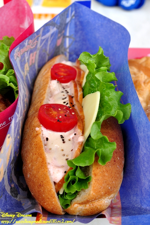 スモークチキンとタラモサラダのサンドウィッチ