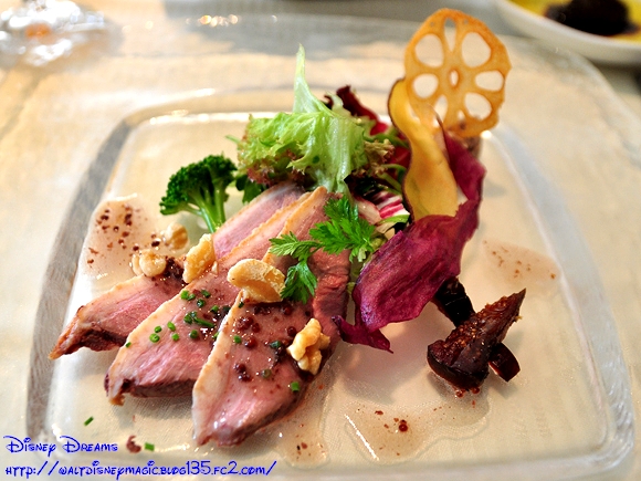 フランス産鴨胸肉の軽いスモークと秋野菜のサラダ グリーンペッパー風味のもも肉のリエットと共に