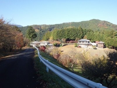 民家が見えてきた