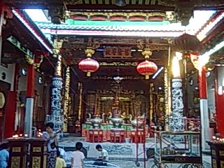 川沿いでみかけた中華系寺院
