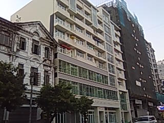 古い建物と新しい建物のコントラスト