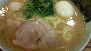 壱六家の醤油ラーメン煮卵入り