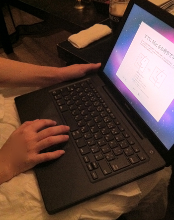 MacBook黒(late 2006)をさわるみやびちゃん