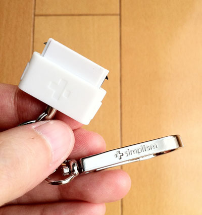 DockCarabiner Neo、カラビナ部分にはSimplismのロゴ