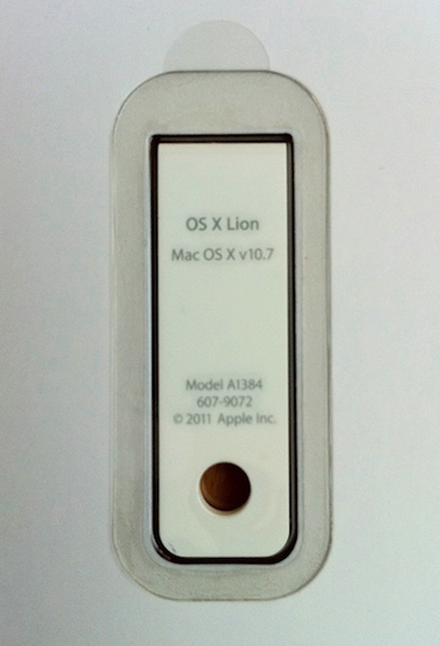 OS X v10.7 Lion USBメモリ版 裏 穴が空いているのもgood
