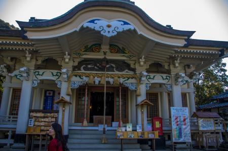 白亜の本殿「武雄神社」